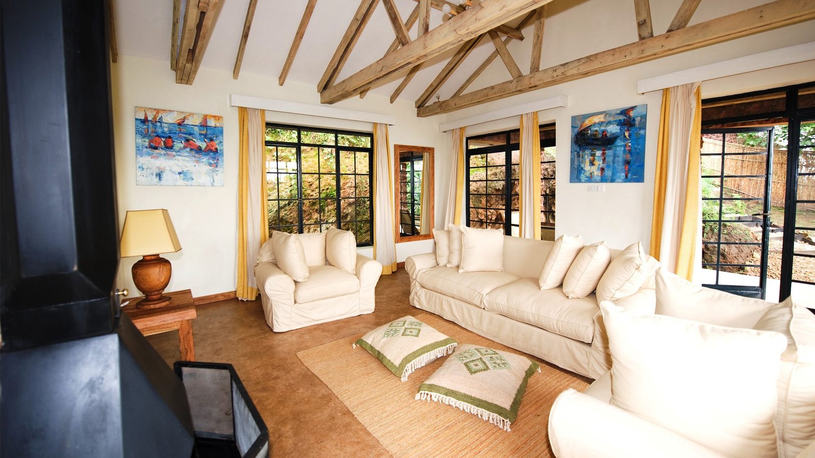 Lodge exterior and surroundings